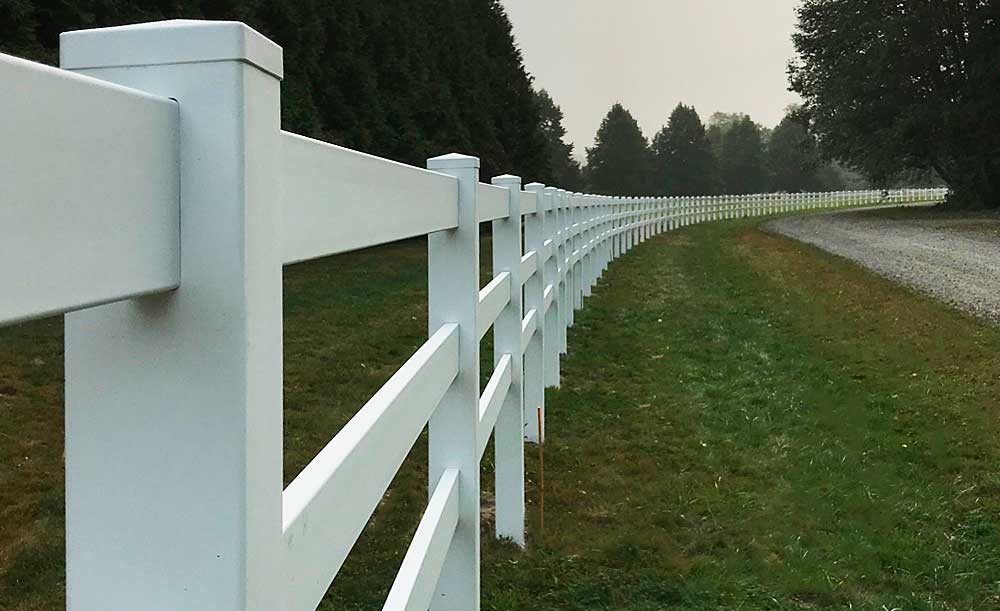 3-Rail vinyl fence
