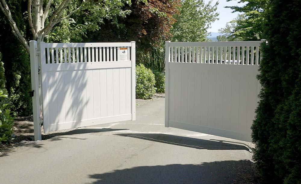Vinyl privacy double swing gate with picket accent